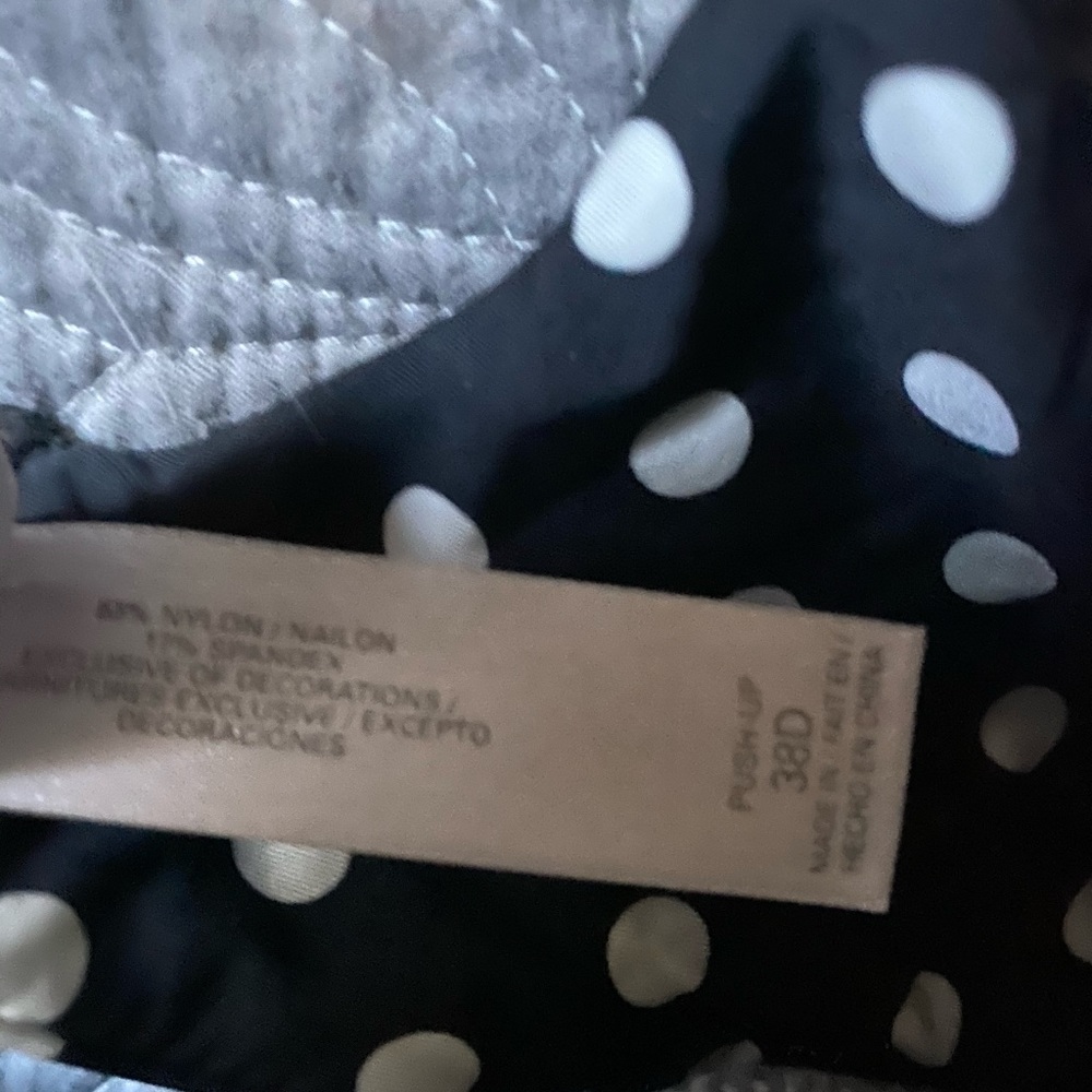 Victoria Secret - Picture 2 of 2
